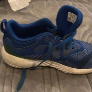 Hi everyone I’m selling a kids size of  Adidas